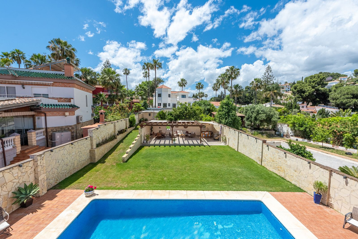 4 Bed Townhouse for sale in Sierrezuela Costa Del Sol, Málaga, Spain