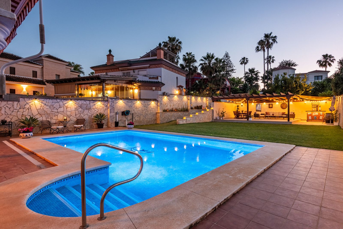 4 Bed Townhouse for sale in Sierrezuela Costa Del Sol, Málaga, Spain
