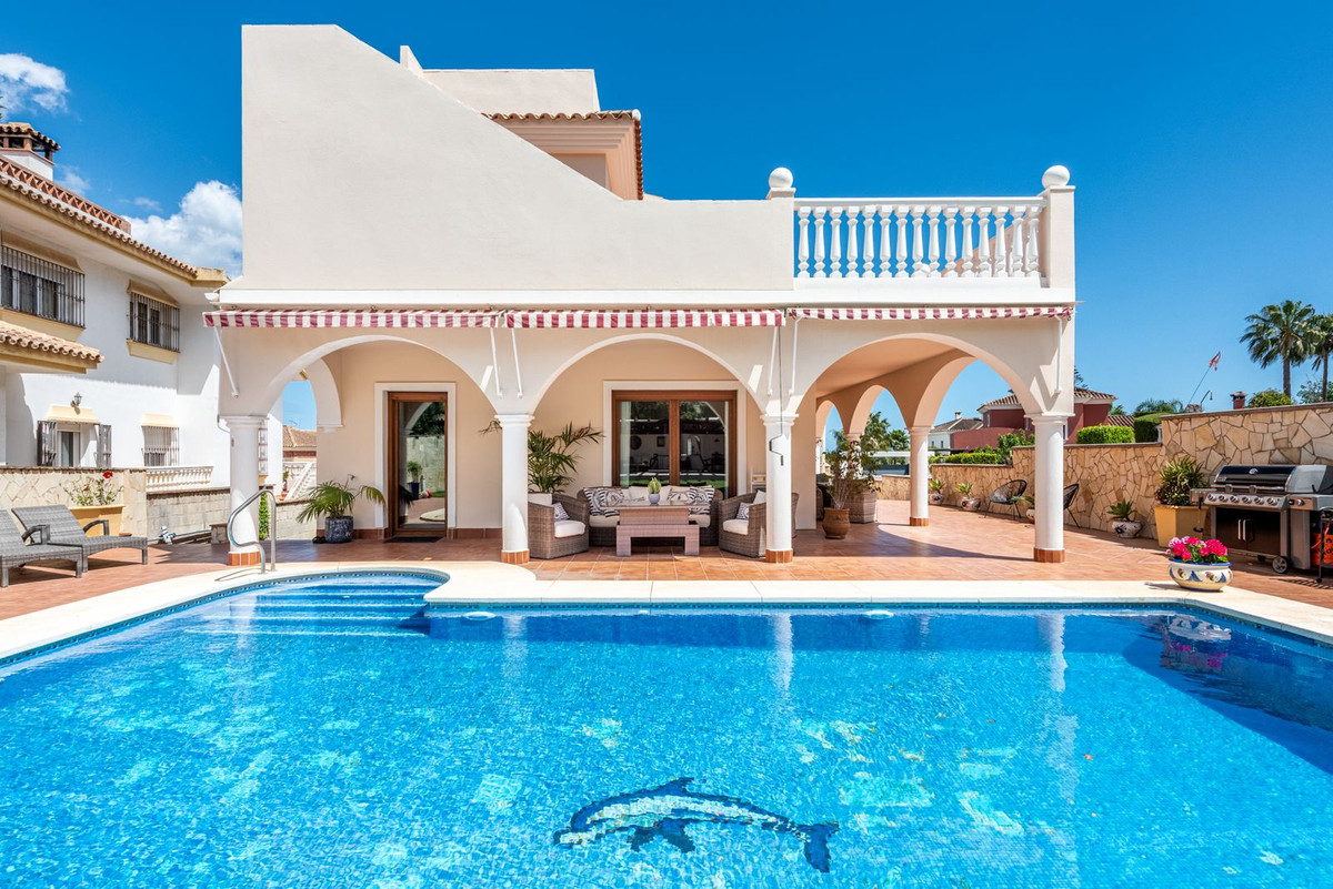 4 Bed Townhouse for sale in Sierrezuela Costa Del Sol, Málaga, Spain