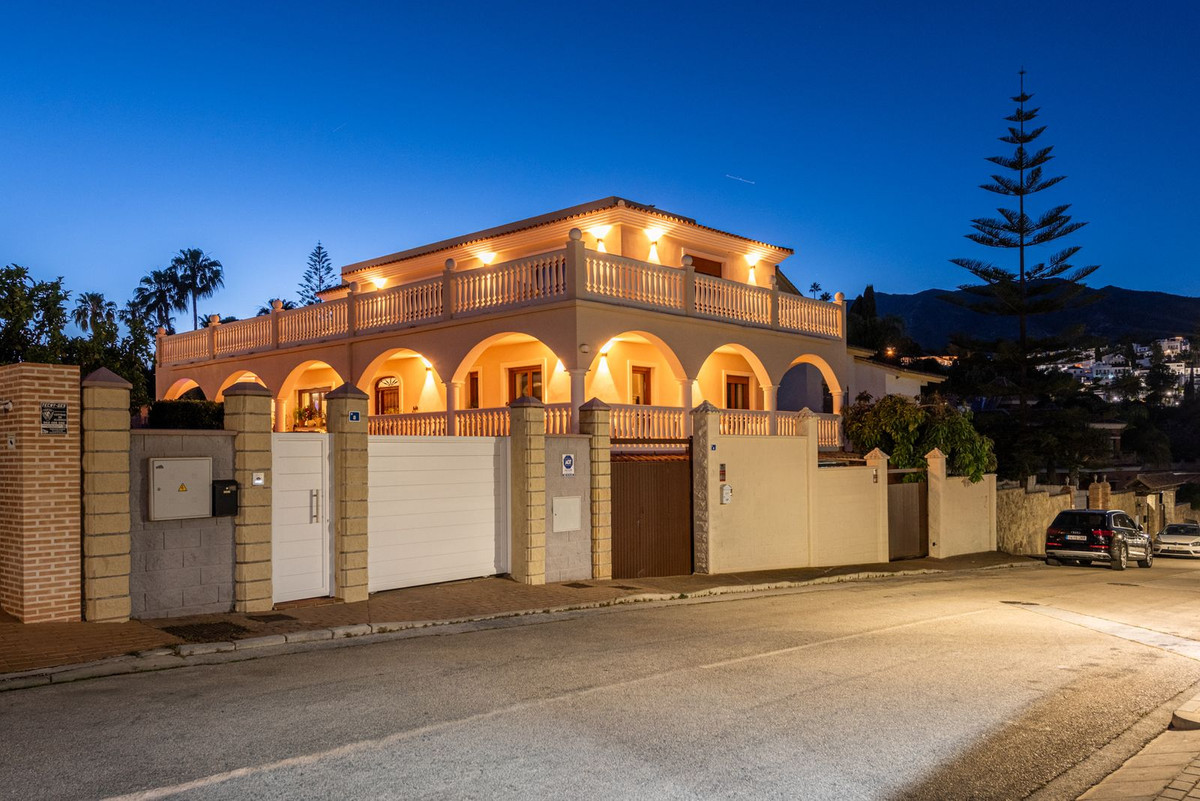 4 Bed Townhouse for sale in Sierrezuela Costa Del Sol, Málaga, Spain