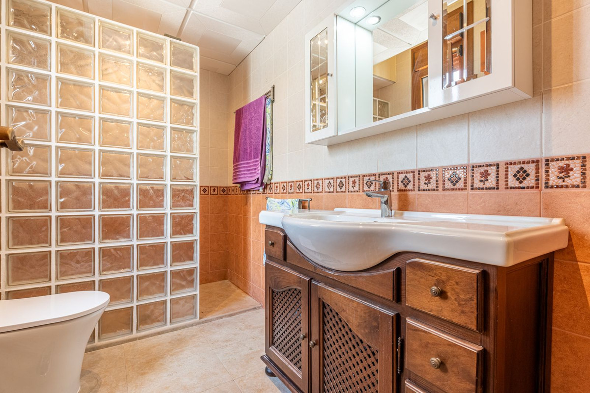4 Bed Townhouse for sale in Sierrezuela Costa Del Sol, Málaga, Spain