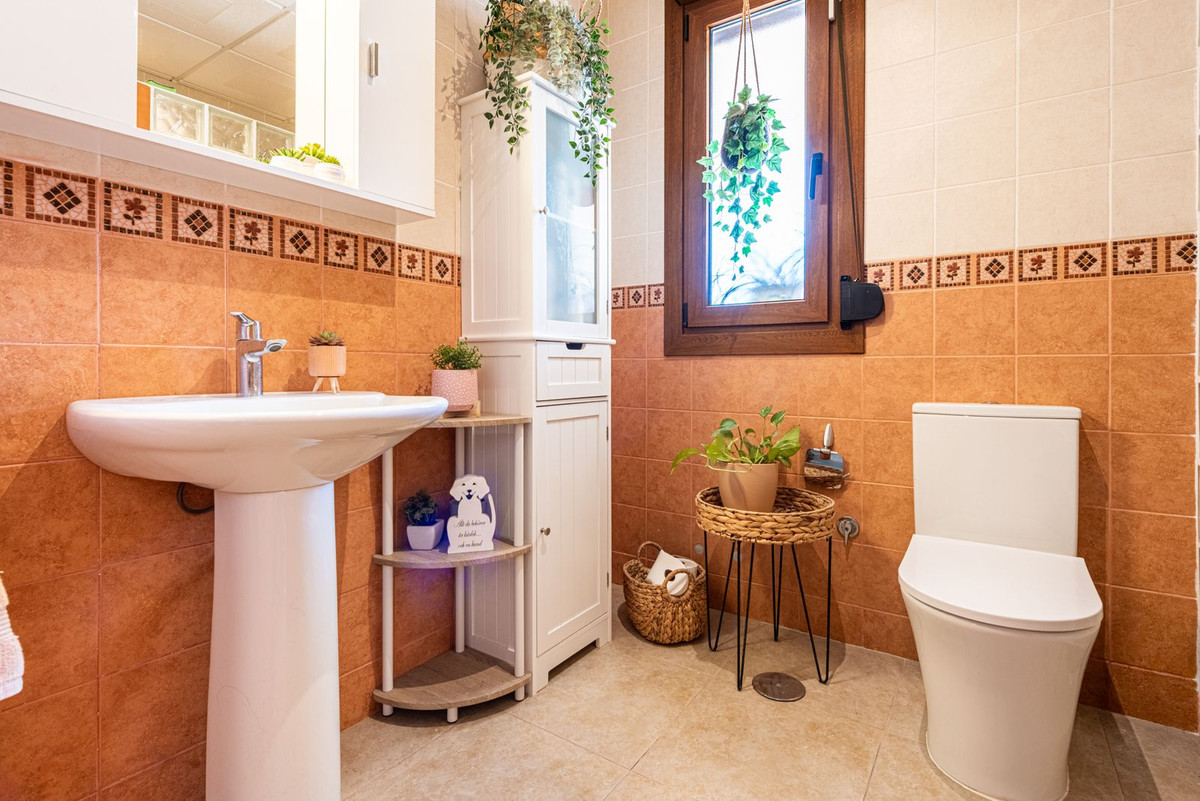 4 Bed Townhouse for sale in Sierrezuela Costa Del Sol, Málaga, Spain