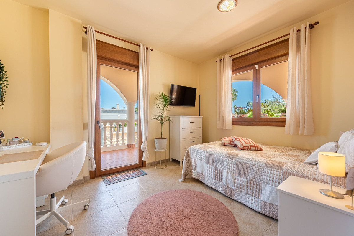 4 Bed Townhouse for sale in Sierrezuela Costa Del Sol, Málaga, Spain