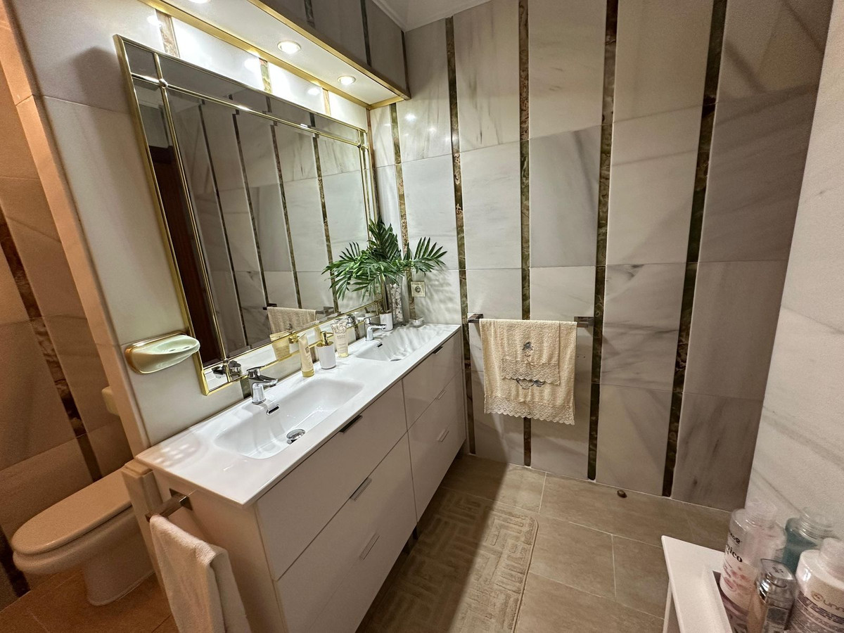 Se vende Apartamento Planta Media de 3 dormitorios en Costa Del Sol, Málaga, España