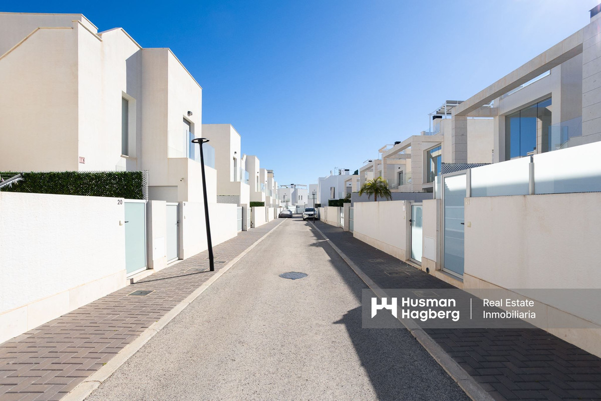 Se vende Villa - Chalet de 4 dormitorios en Costa Blanca, Alicante, España