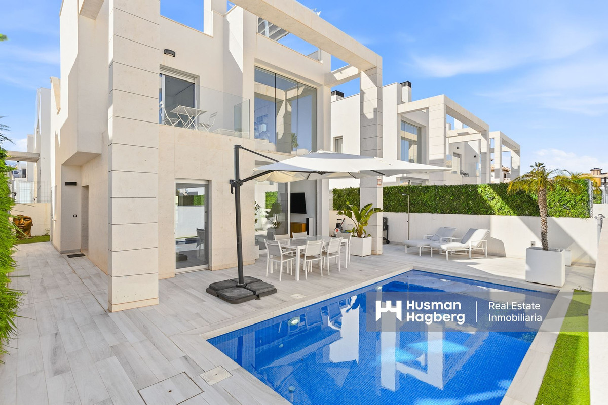 Se vende Villa - Chalet de 4 dormitorios en Costa Blanca, Alicante, España
