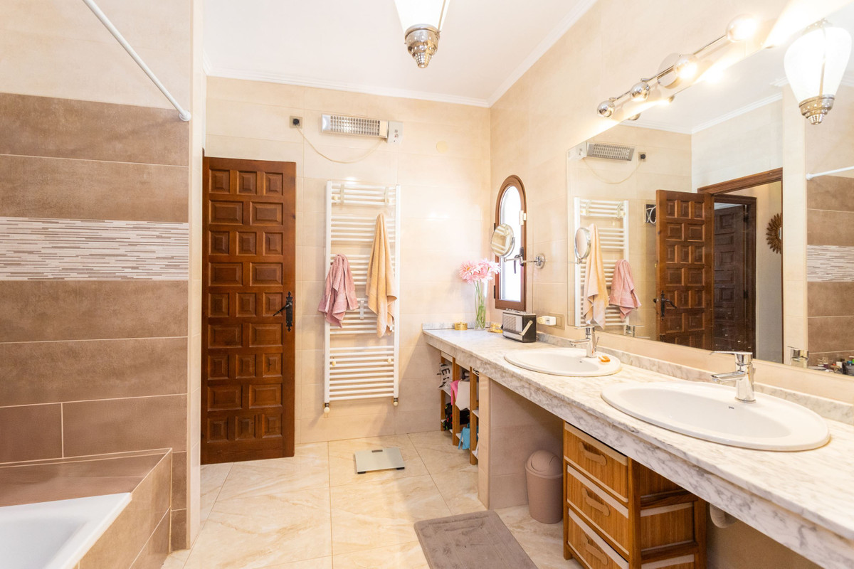 Se vende Villa - Chalet de 4 dormitorios en Costa Blanca, Alicante, España