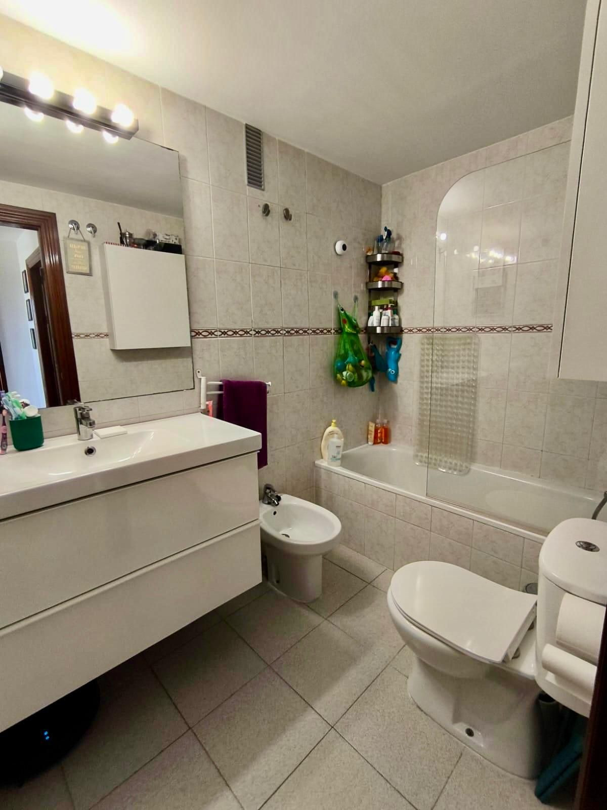 Se vende Apartamento Planta Media de 2 dormitorios en Costa Del Sol, Málaga, España
