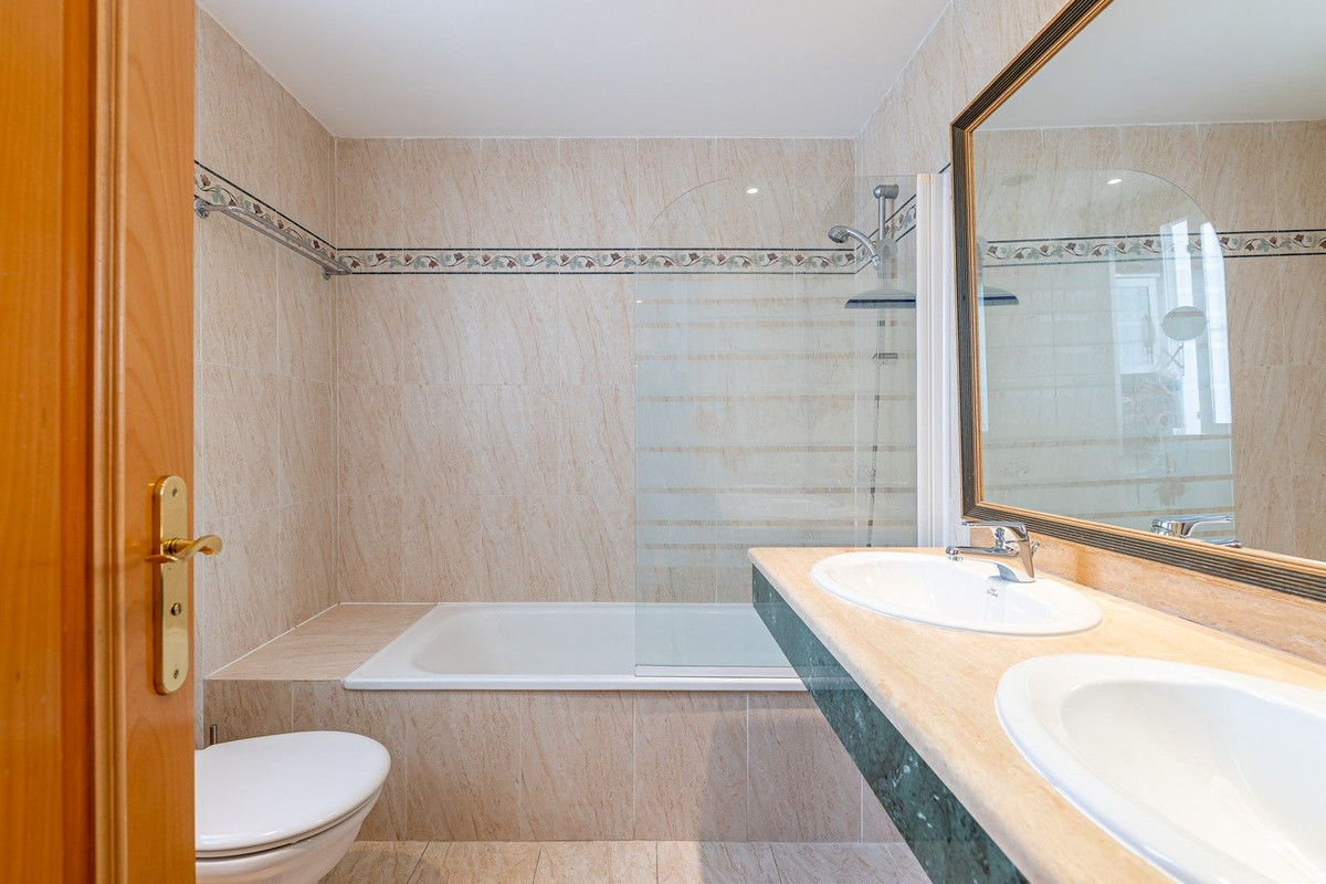 Se vende Apartamento Planta Baja de 3 dormitorios en Costa Del Sol, Málaga, España