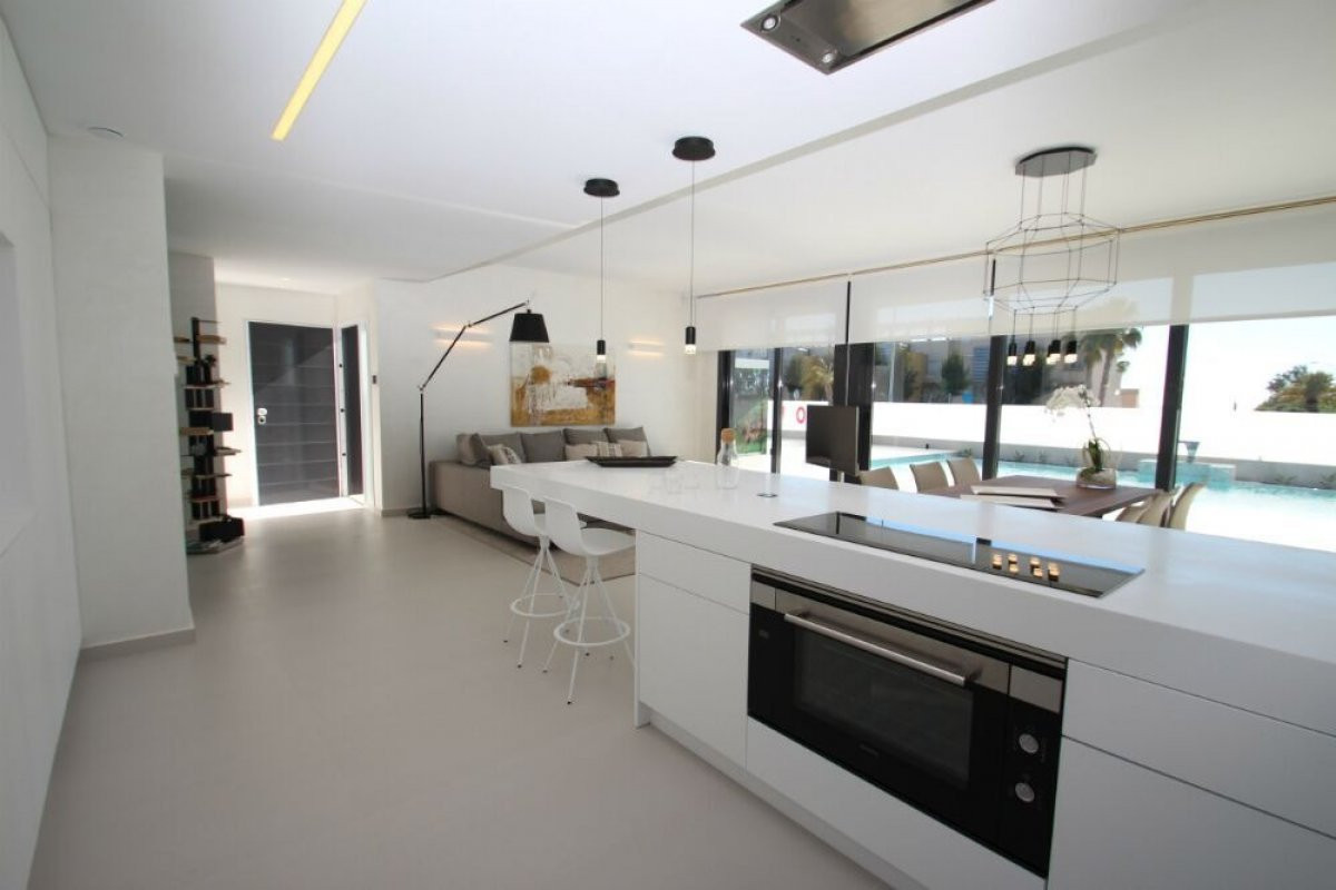 Se vende Villa - Chalet de 4 dormitorios en Costa Blanca, Alicante, España