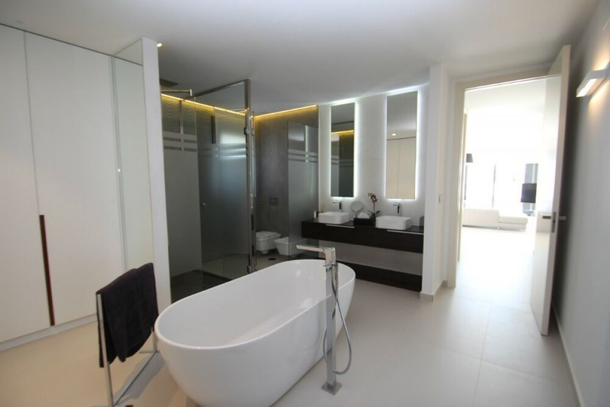 Se vende Villa - Chalet de 4 dormitorios en Costa Blanca, Alicante, España