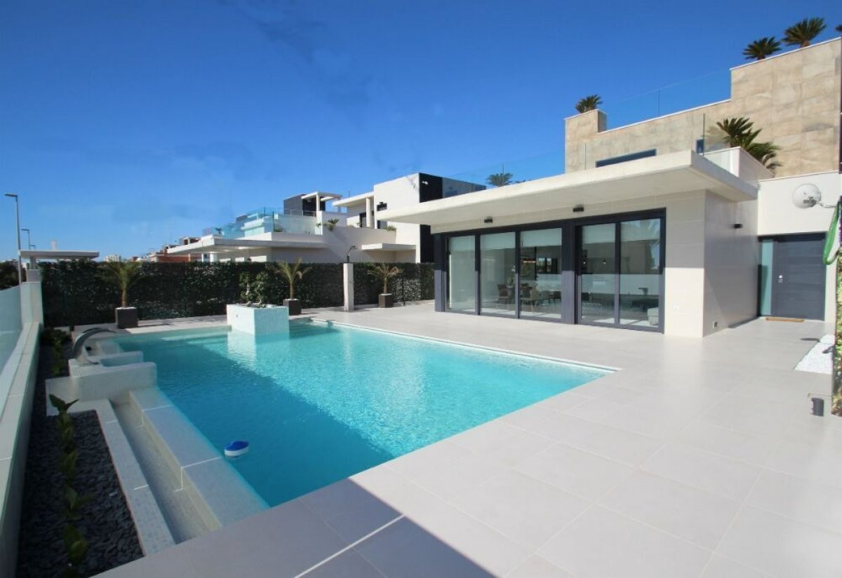 Se vende Villa - Chalet de 4 dormitorios en Costa Blanca, Alicante, España