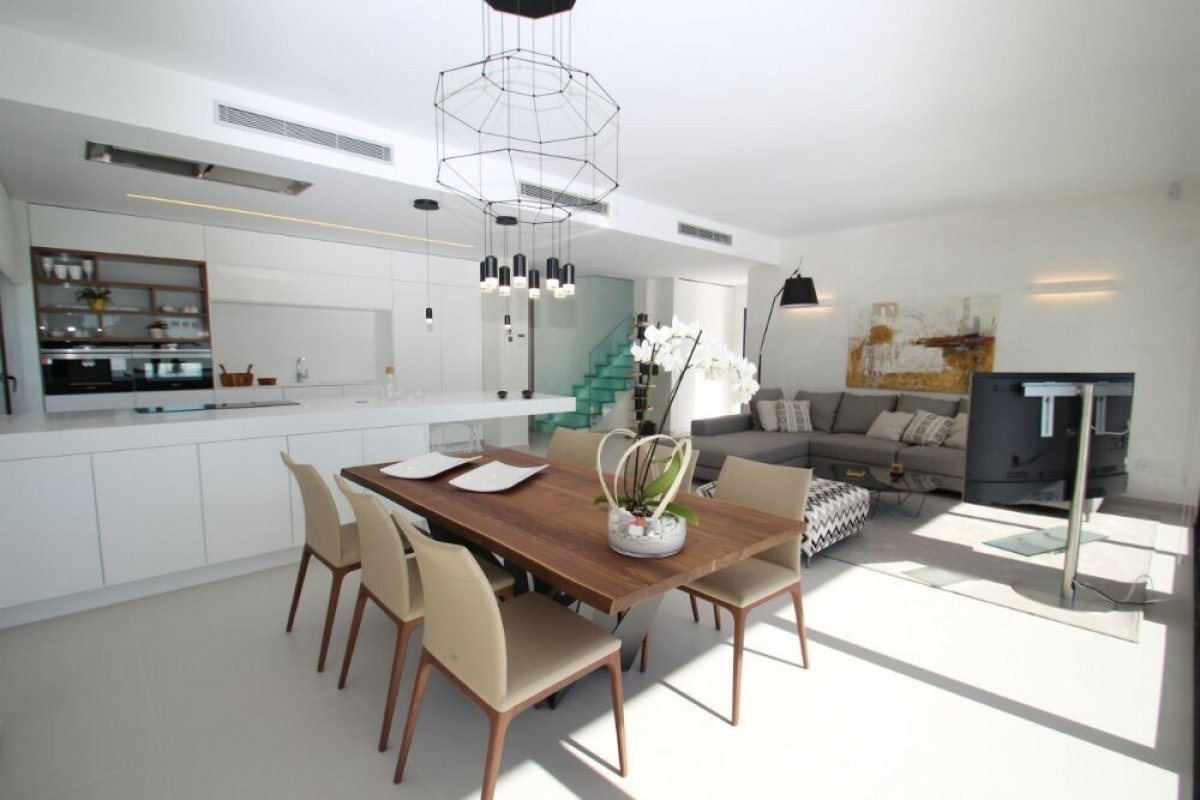 Se vende Villa - Chalet de 4 dormitorios en Costa Blanca, Alicante, España