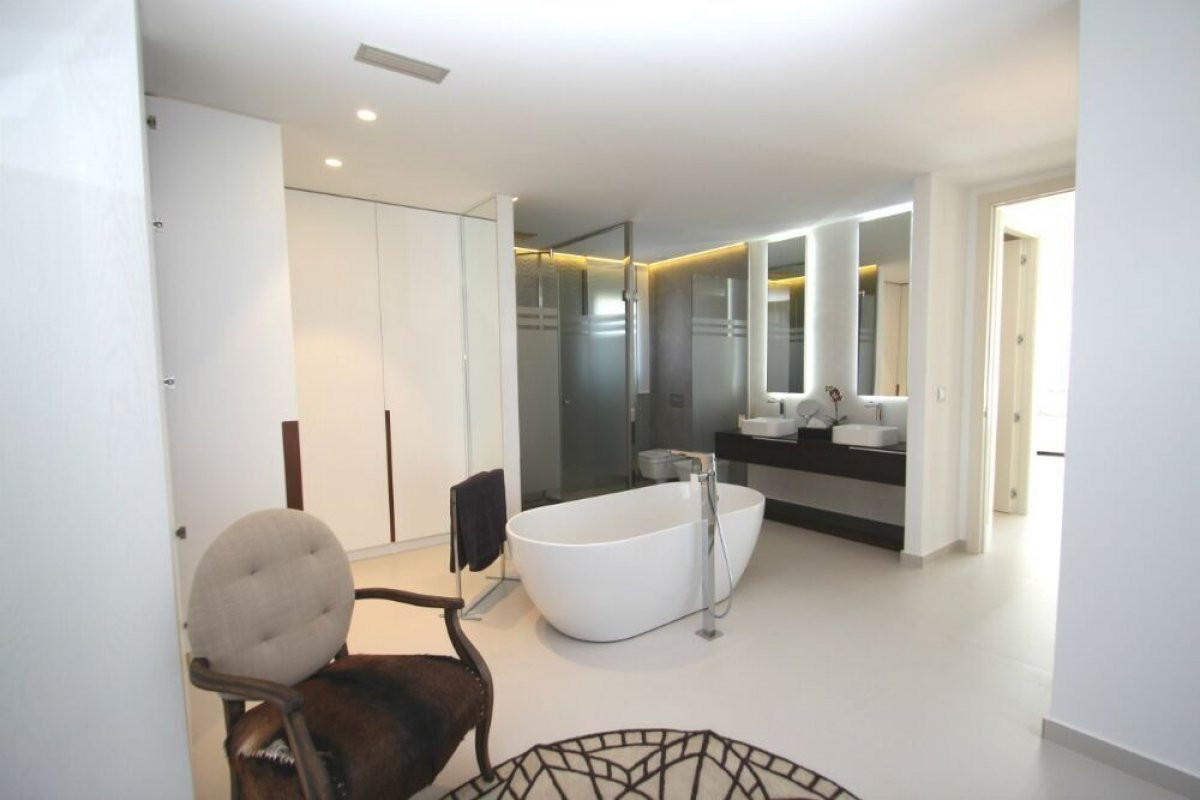 Se vende Villa - Chalet de 4 dormitorios en Costa Blanca, Alicante, España