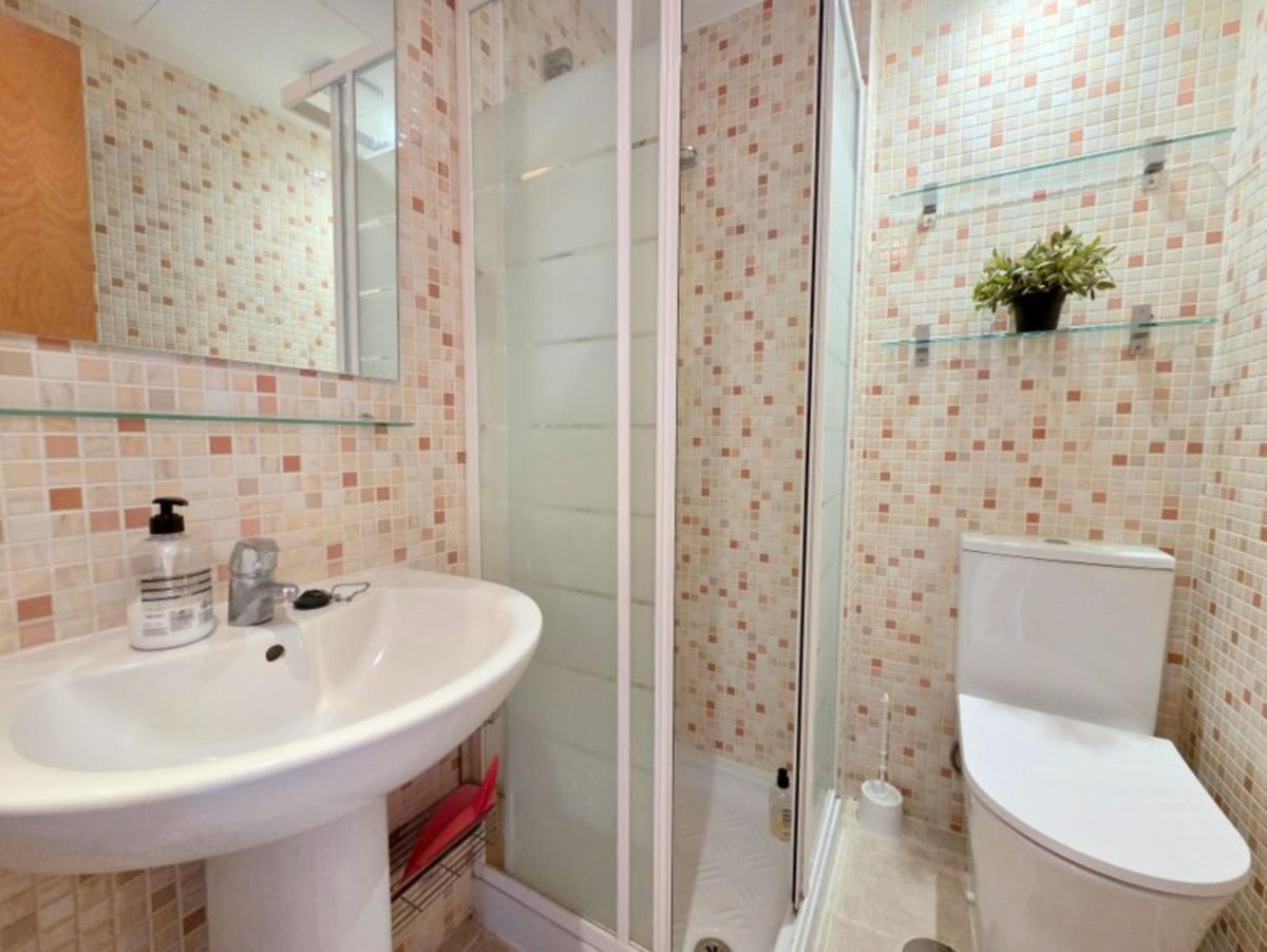 Se vende Apartamento Planta Media de 2 dormitorios en Costa Del Sol, Málaga, España