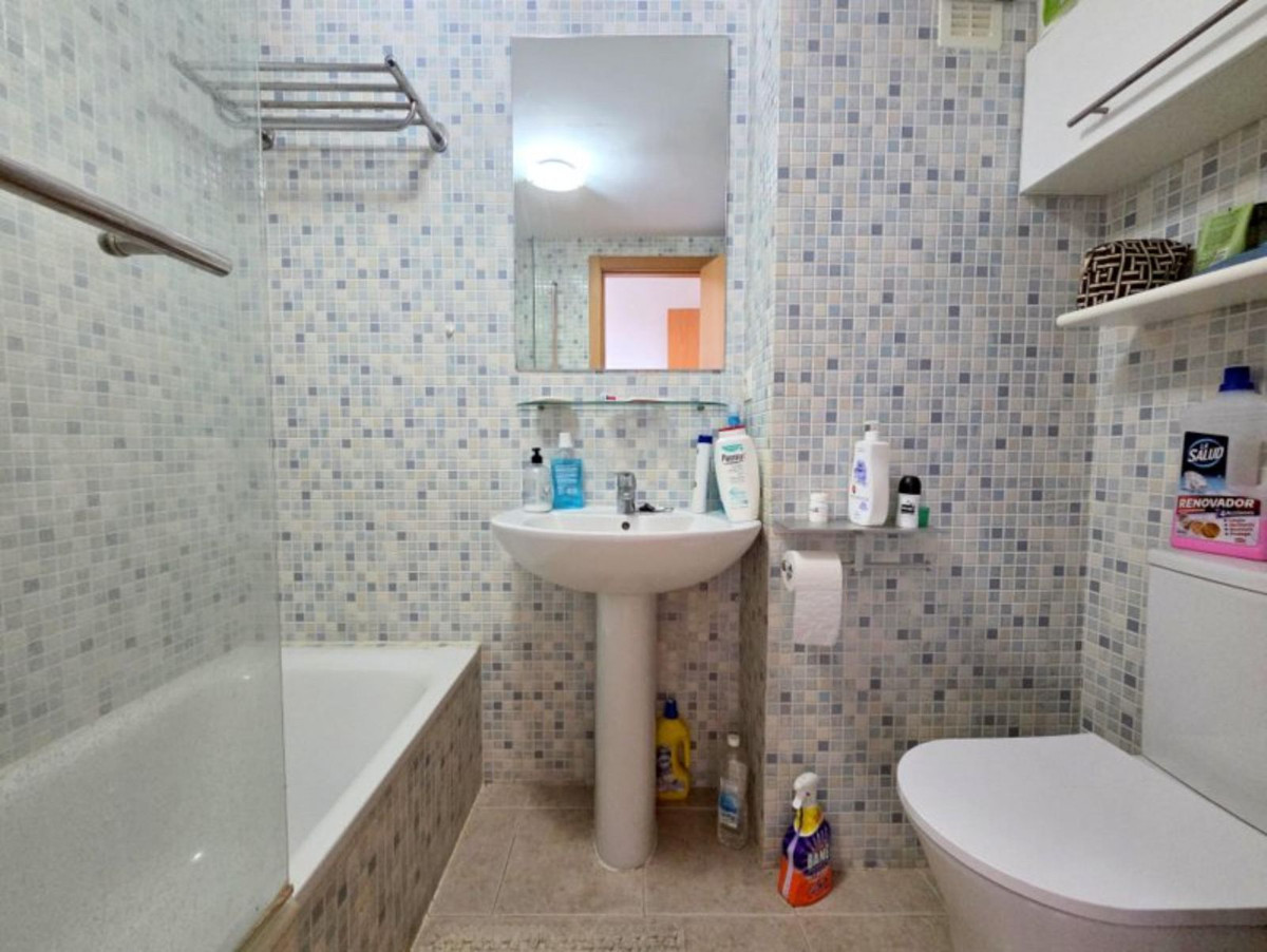 Se vende Apartamento Planta Media de 2 dormitorios en Costa Del Sol, Málaga, España