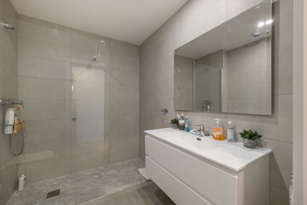 Se vende Apartamento Planta Media de 2 dormitorios en Costa Del Sol, Málaga, España