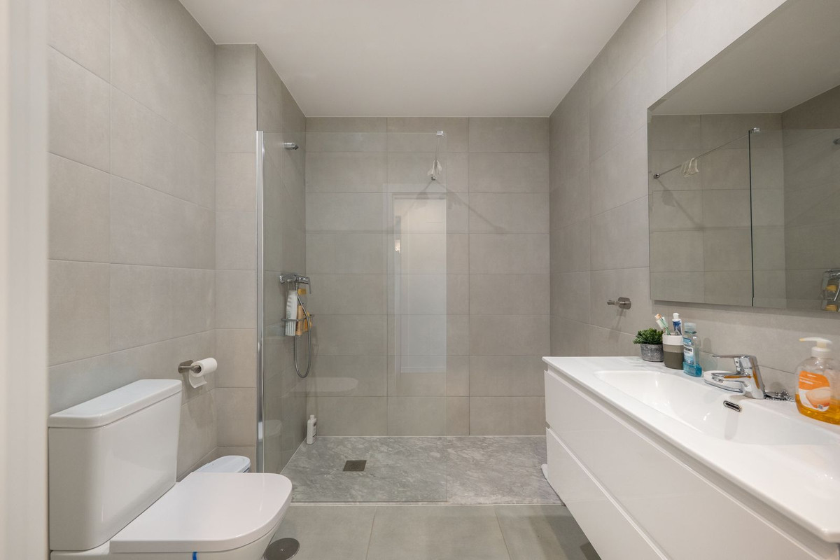 Se vende Apartamento Planta Media de 2 dormitorios en Costa Del Sol, Málaga, España
