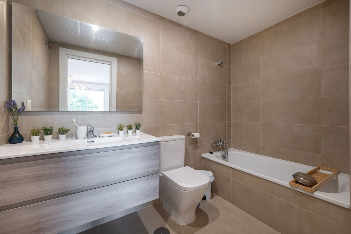 Se vende Apartamento Planta Media de 2 dormitorios en Costa Del Sol, Málaga, España