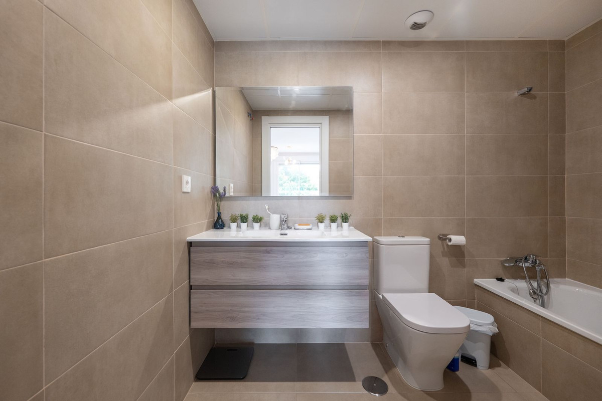 Se vende Apartamento Planta Media de 2 dormitorios en Costa Del Sol, Málaga, España