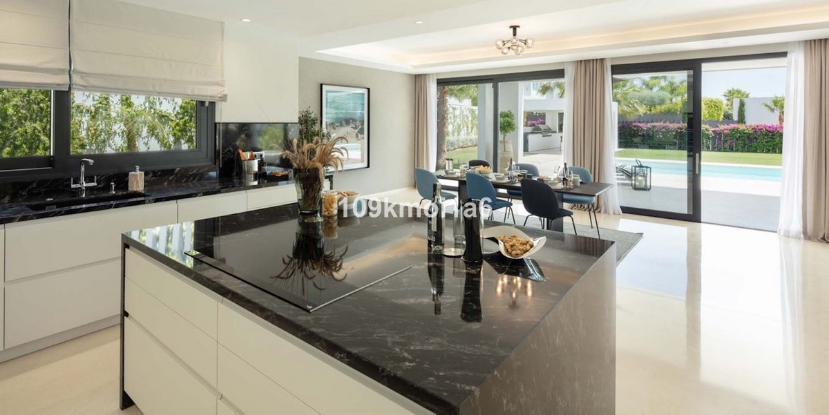 5 Bed Townhouse for sale in Nueva Andalucía Costa Del Sol, Málaga, Spain