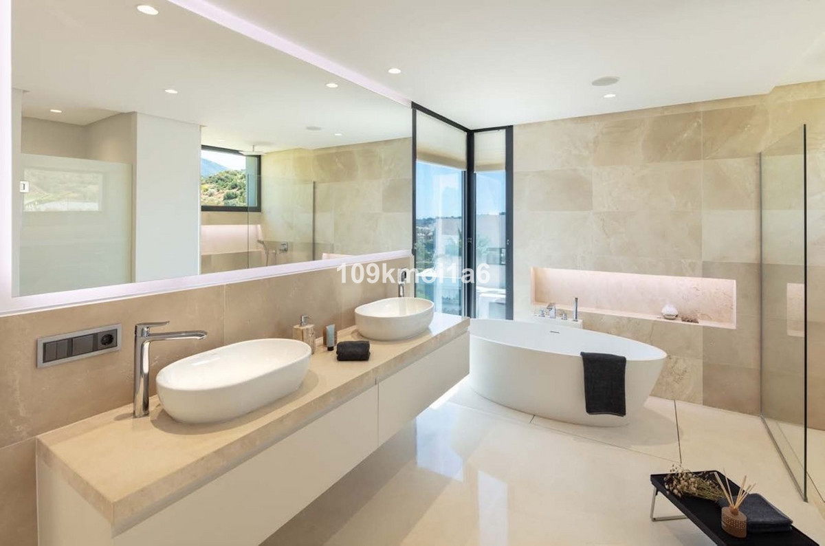 5 Bed Townhouse for sale in Nueva Andalucía Costa Del Sol, Málaga, Spain