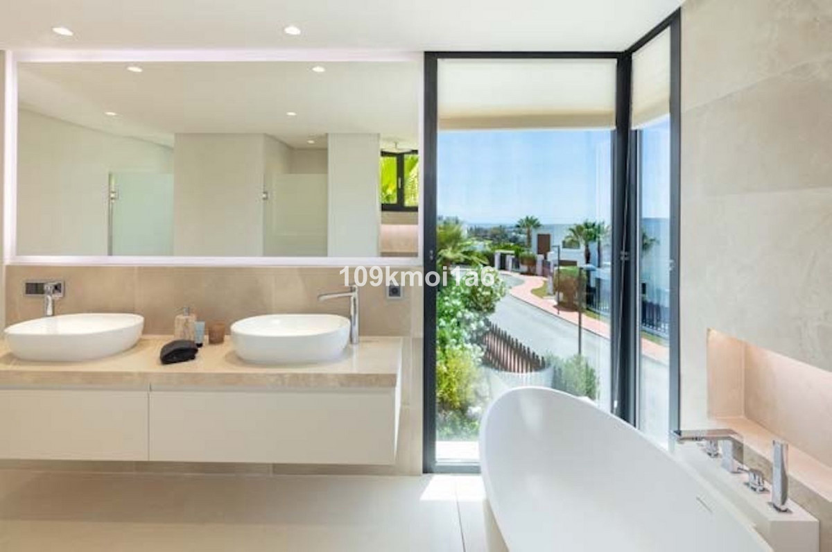 5 Bed Townhouse for sale in Nueva Andalucía Costa Del Sol, Málaga, Spain