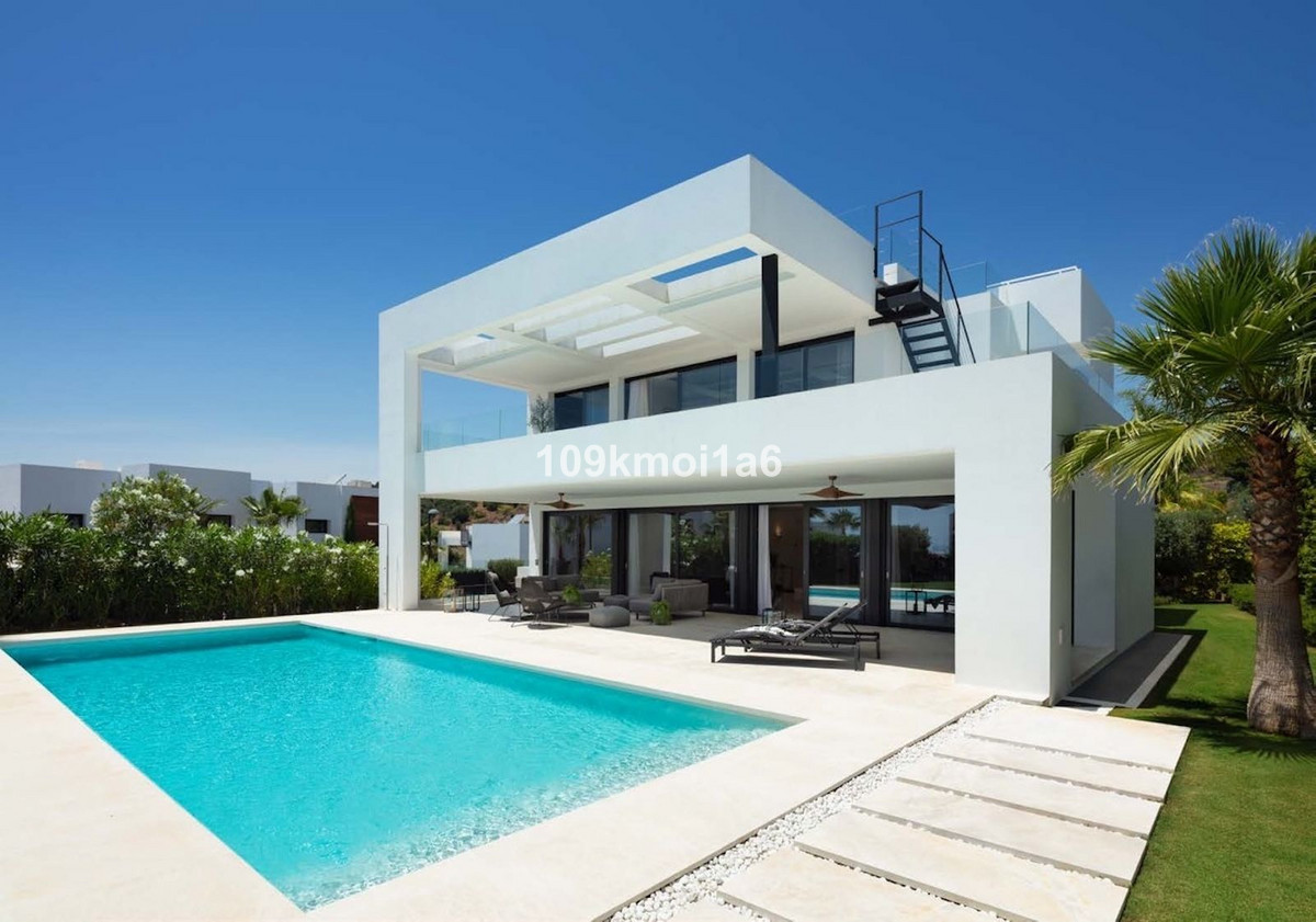 5 Bed Townhouse for sale in Nueva Andalucía Costa Del Sol, Málaga, Spain