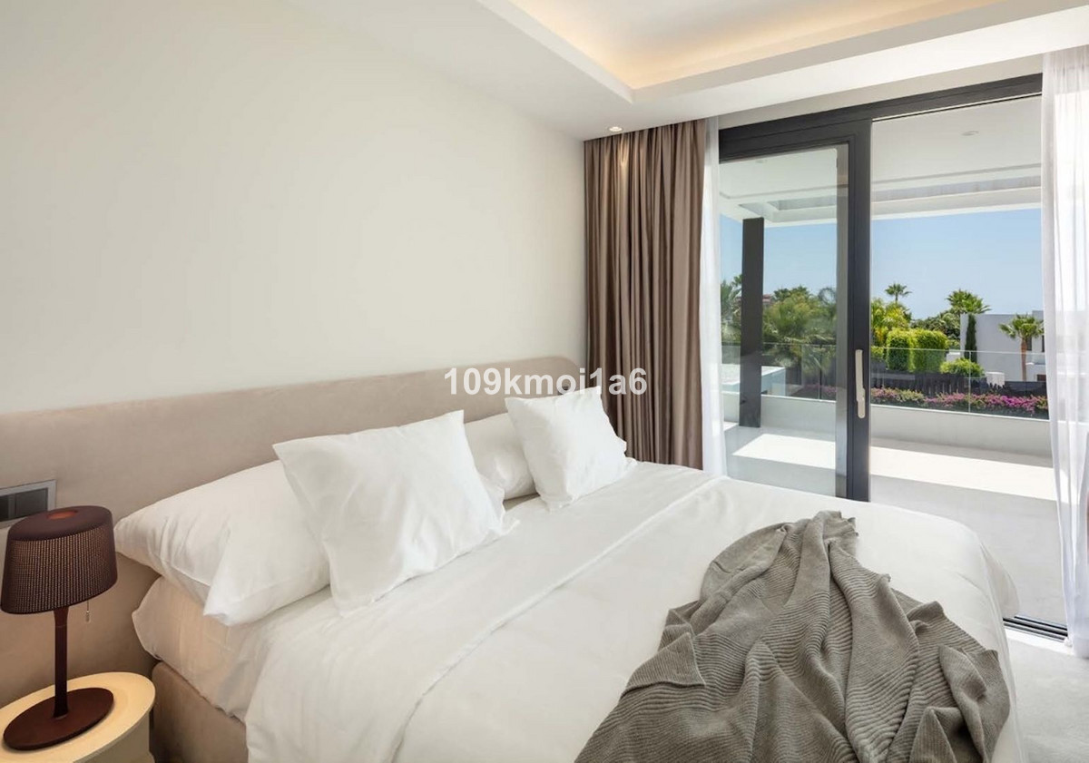 5 Bed Townhouse for sale in Nueva Andalucía Costa Del Sol, Málaga, Spain