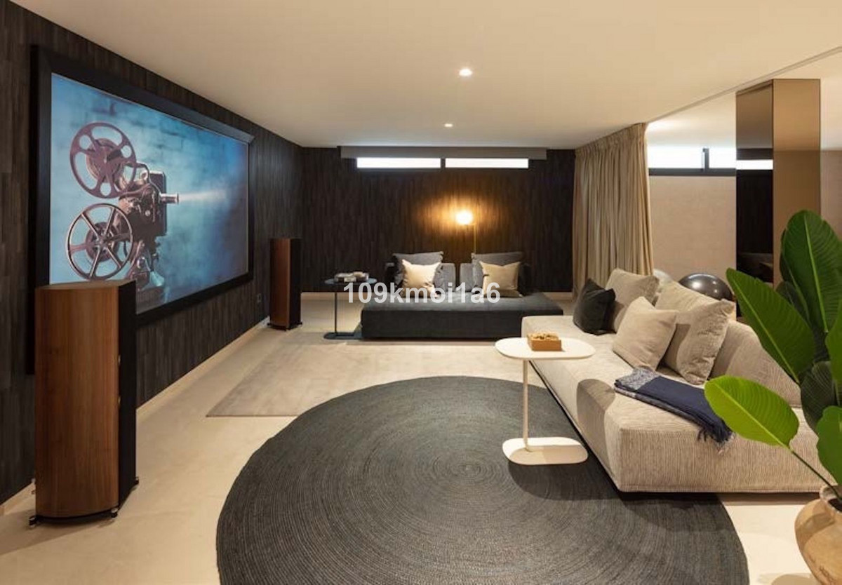 5 Bed Townhouse for sale in Nueva Andalucía Costa Del Sol, Málaga, Spain