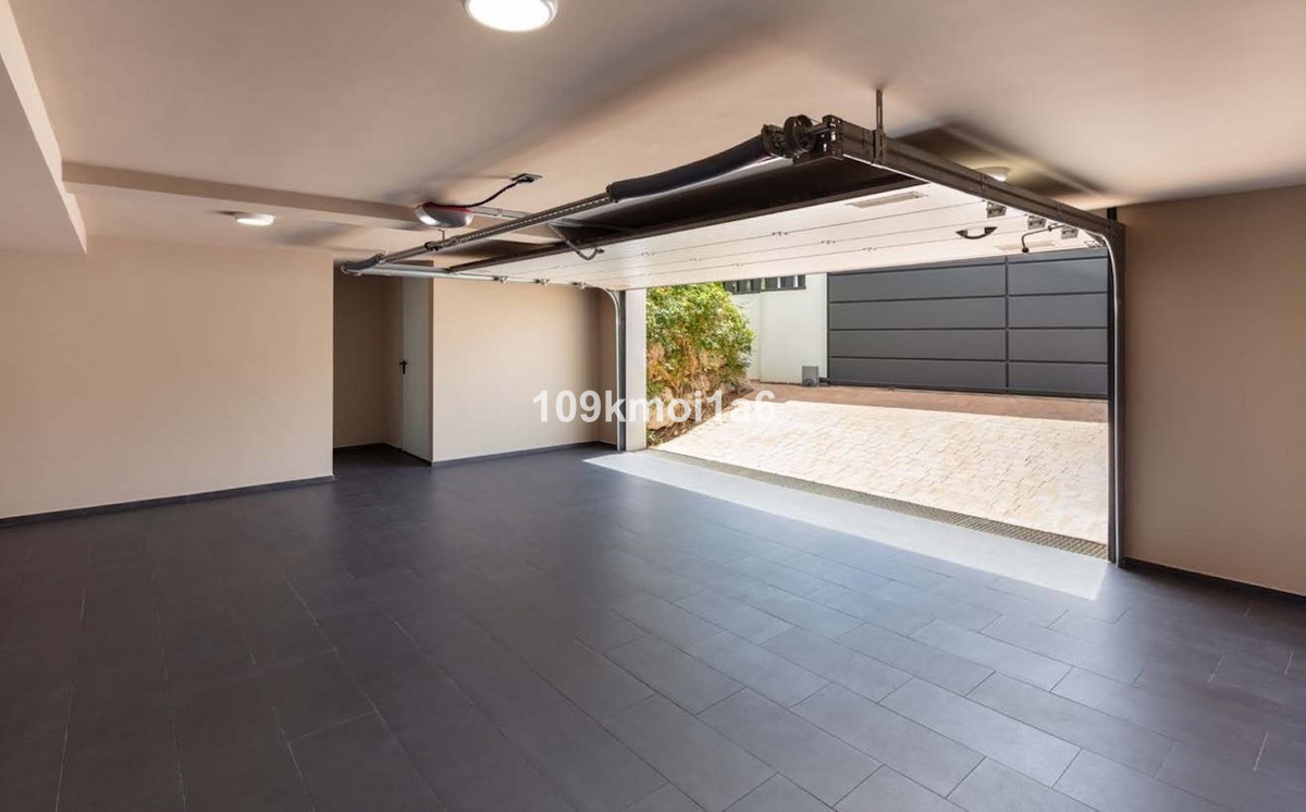5 Bed Townhouse for sale in Nueva Andalucía Costa Del Sol, Málaga, Spain