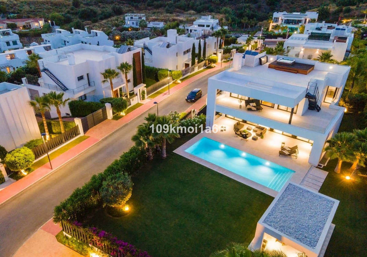 5 Bed Townhouse for sale in Nueva Andalucía Costa Del Sol, Málaga, Spain