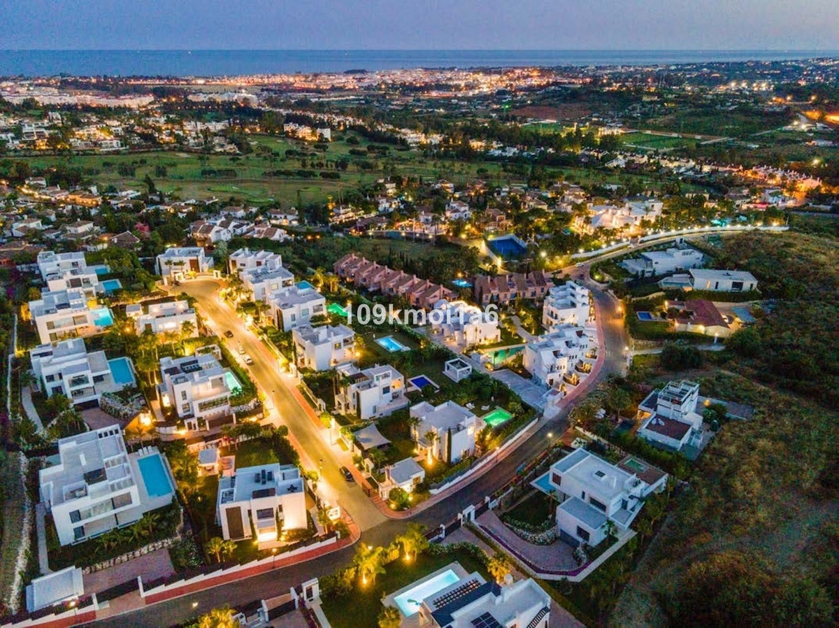 5 Bed Townhouse for sale in Nueva Andalucía Costa Del Sol, Málaga, Spain