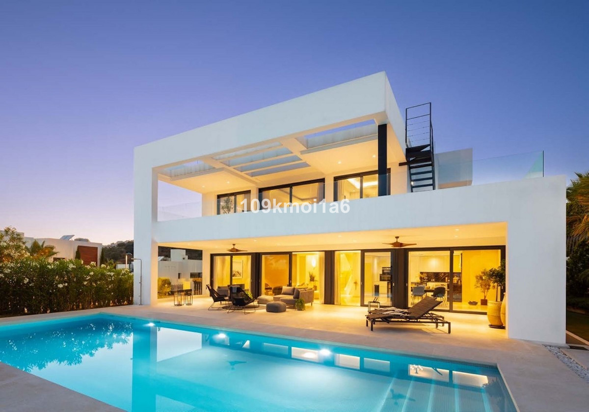 5 Bed Townhouse for sale in Nueva Andalucía Costa Del Sol, Málaga, Spain