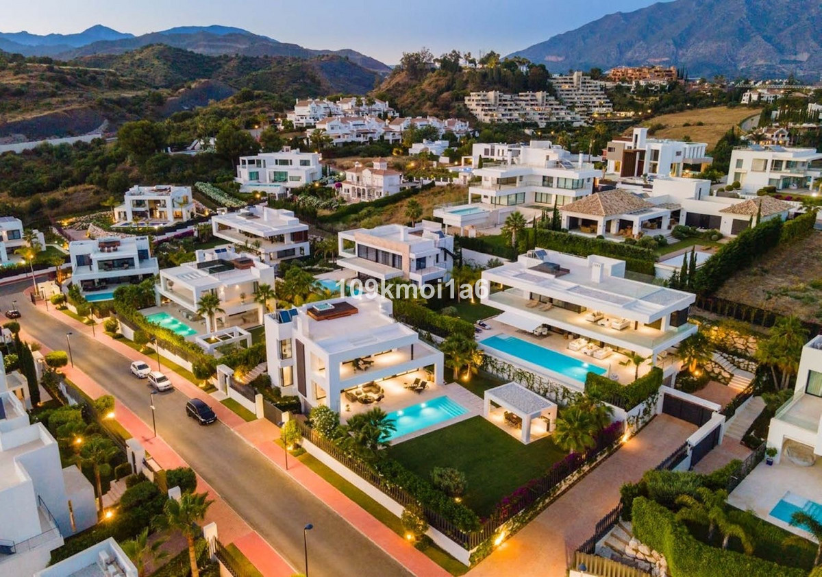 5 Bed Townhouse for sale in Nueva Andalucía Costa Del Sol, Málaga, Spain