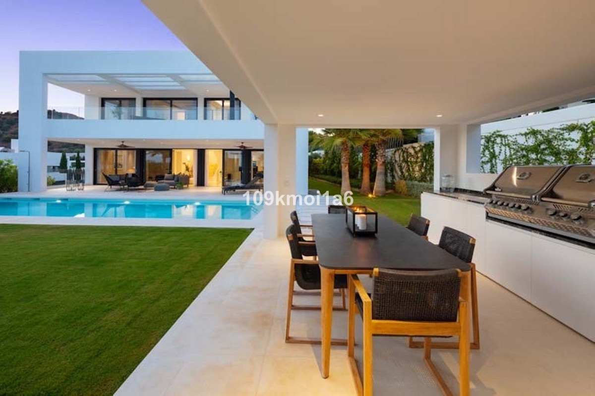 5 Bed Townhouse for sale in Nueva Andalucía Costa Del Sol, Málaga, Spain