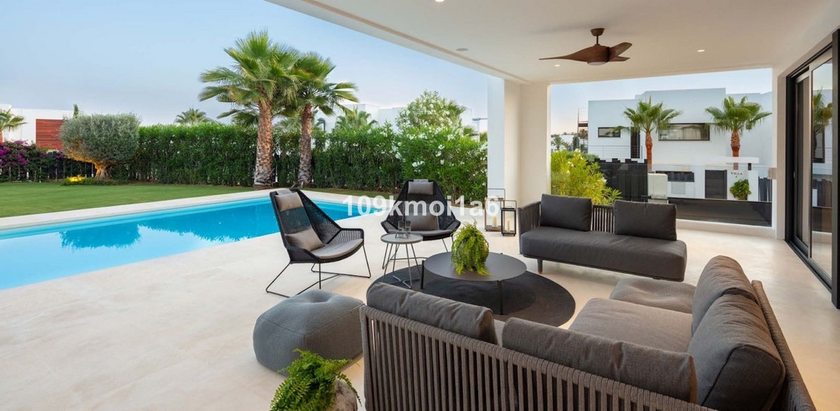 5 Bed Townhouse for sale in Nueva Andalucía Costa Del Sol, Málaga, Spain