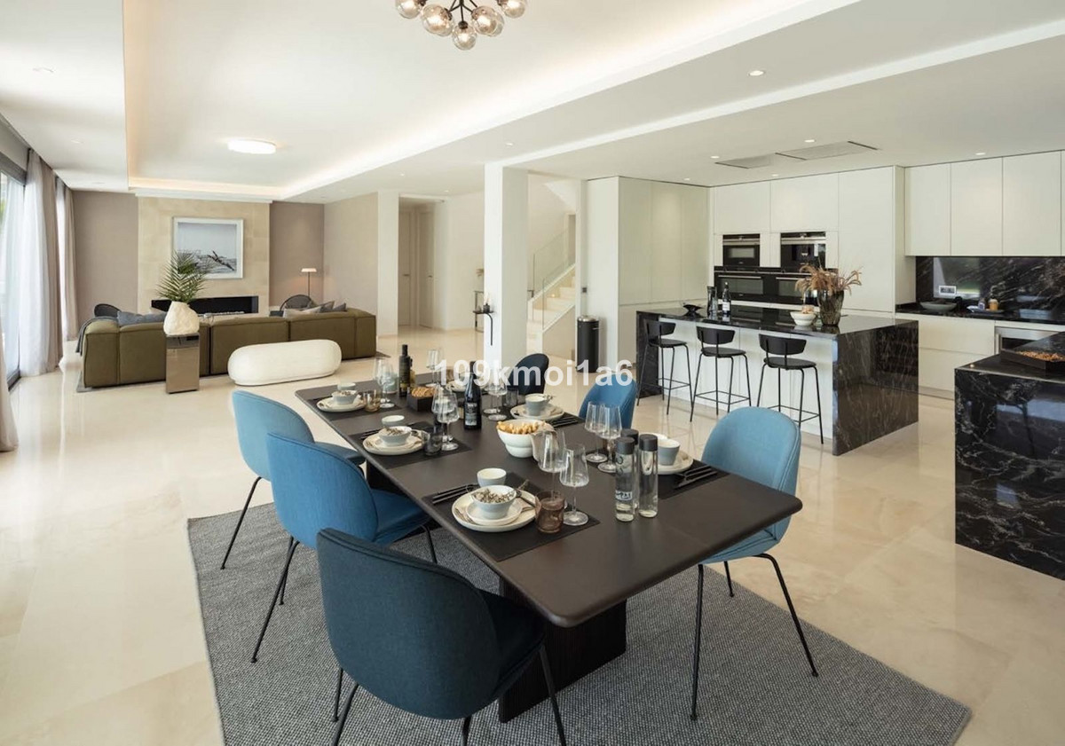 5 Bed Townhouse for sale in Nueva Andalucía Costa Del Sol, Málaga, Spain