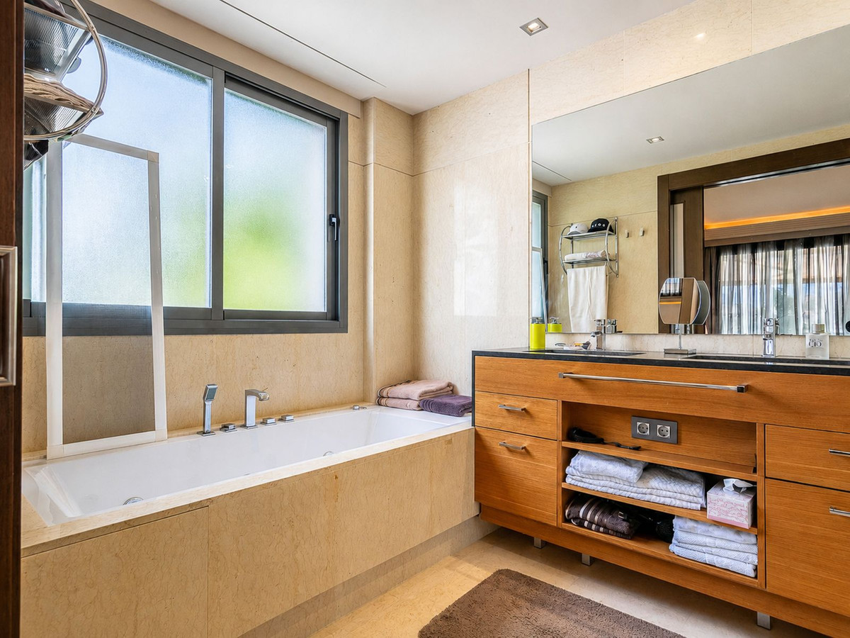 3 Bed Apartment for sale in Benahavís Costa Del Sol, Málaga, Spain