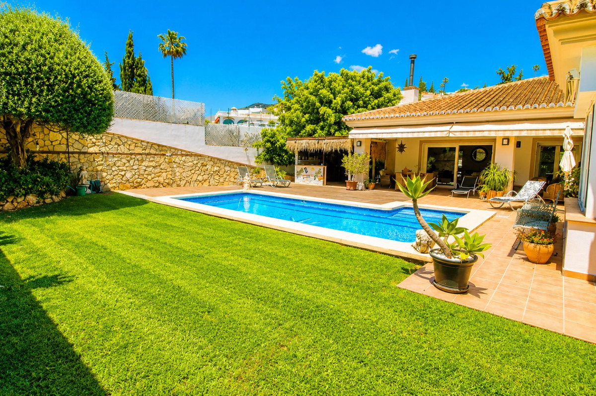 6 Bed Townhouse for sale in Sierrezuela Costa Del Sol, Málaga, Spain