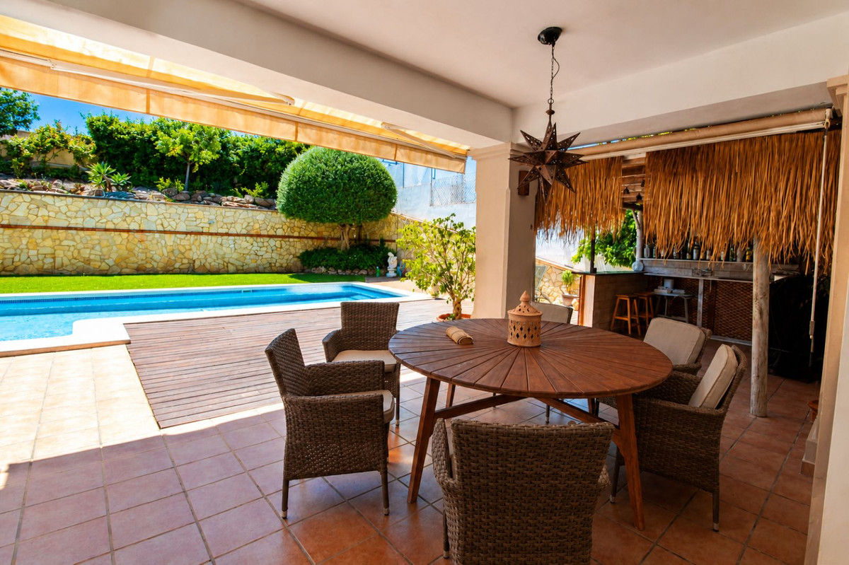 6 Bed Townhouse for sale in Sierrezuela Costa Del Sol, Málaga, Spain