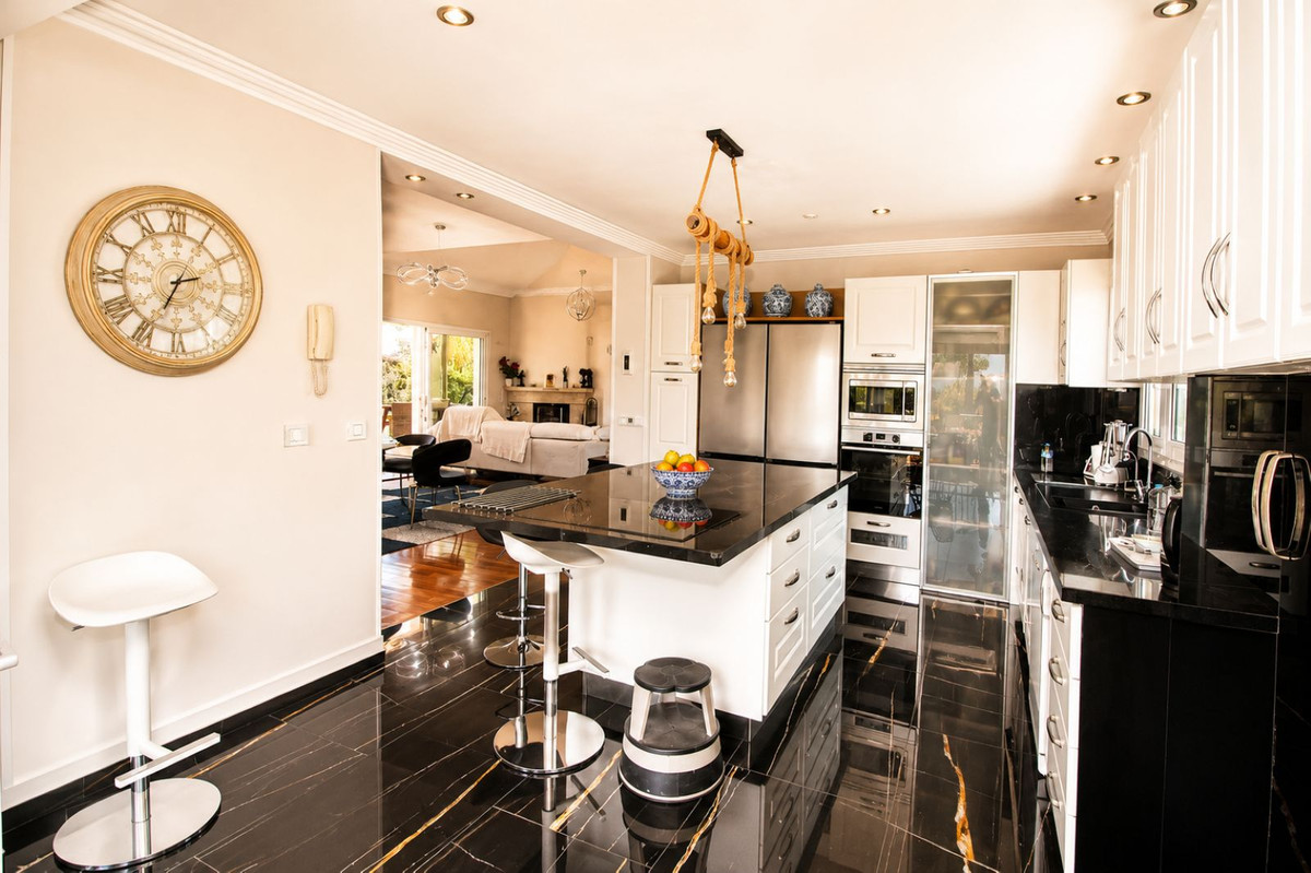 6 Bed Townhouse for sale in Sierrezuela Costa Del Sol, Málaga, Spain