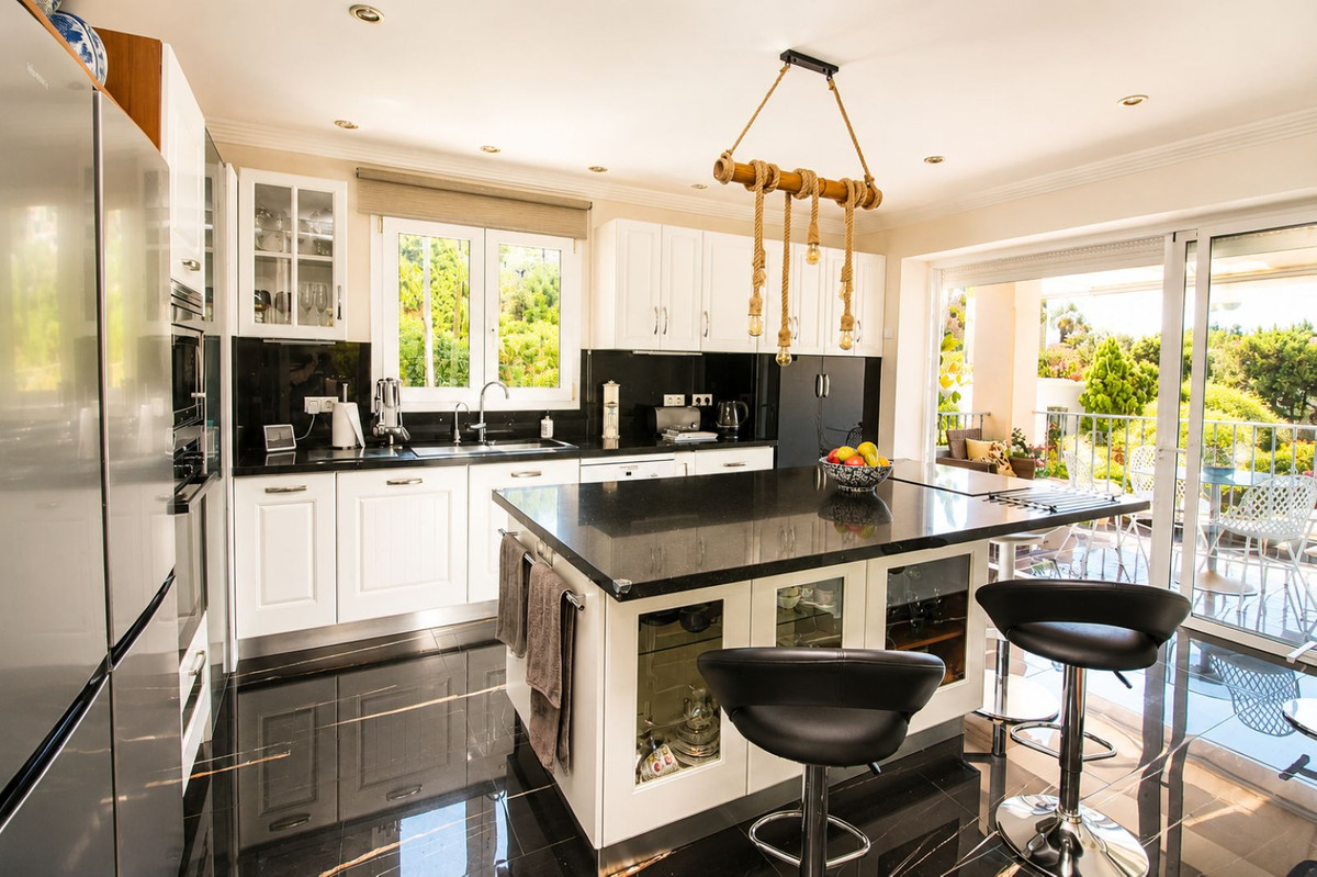 6 Bed Townhouse for sale in Sierrezuela Costa Del Sol, Málaga, Spain