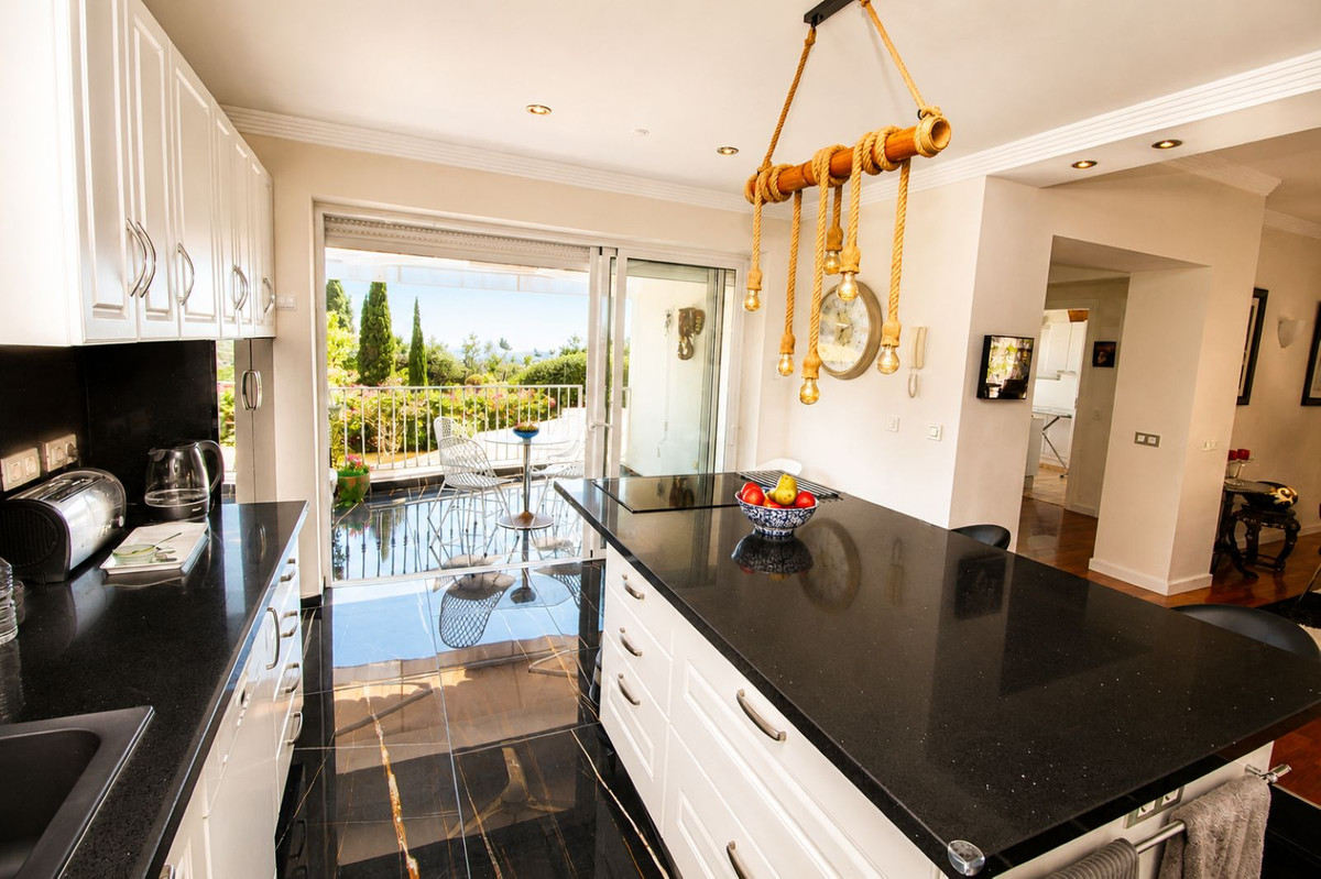 6 Bed Townhouse for sale in Sierrezuela Costa Del Sol, Málaga, Spain