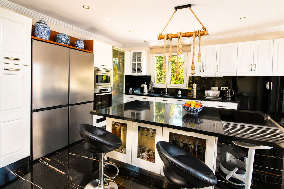 6 Bed Townhouse for sale in Sierrezuela Costa Del Sol, Málaga, Spain