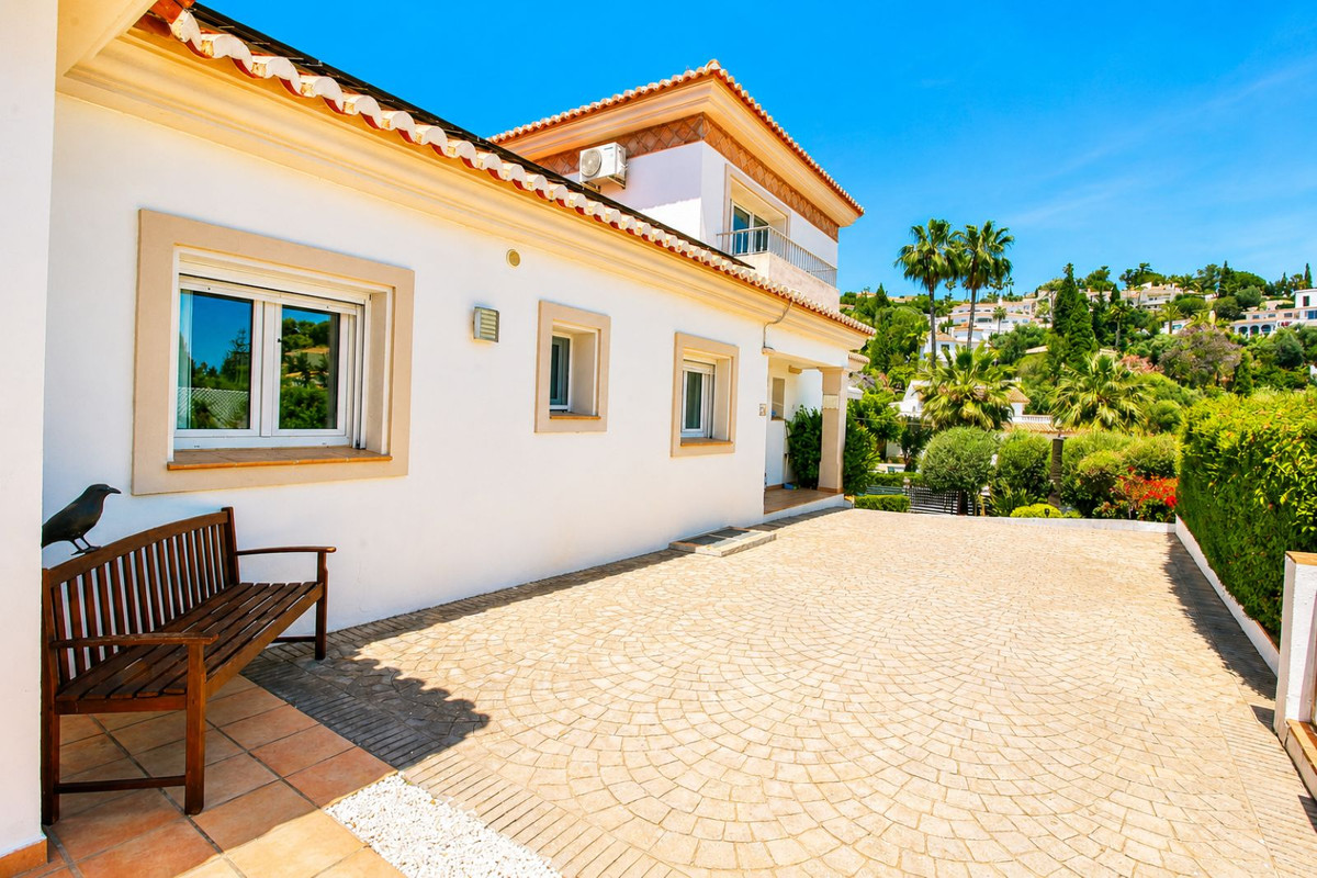 6 Bed Townhouse for sale in Sierrezuela Costa Del Sol, Málaga, Spain
