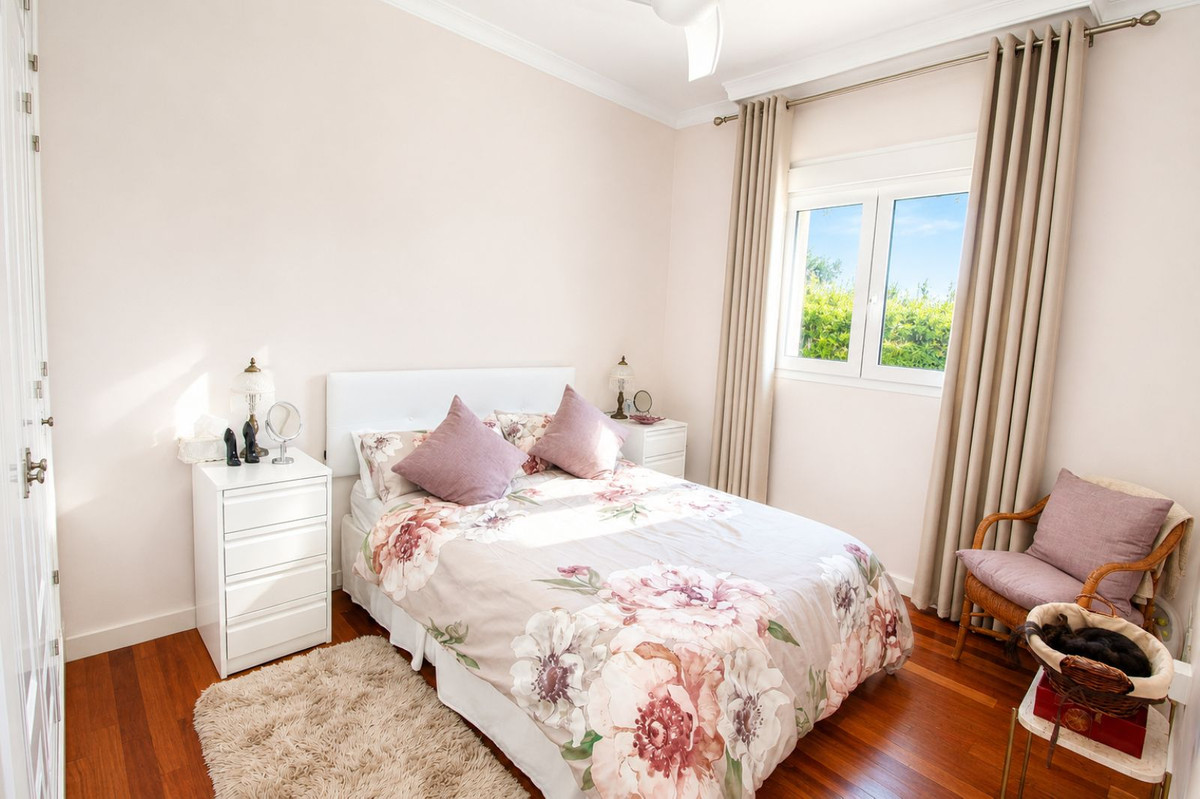 6 Bed Townhouse for sale in Sierrezuela Costa Del Sol, Málaga, Spain