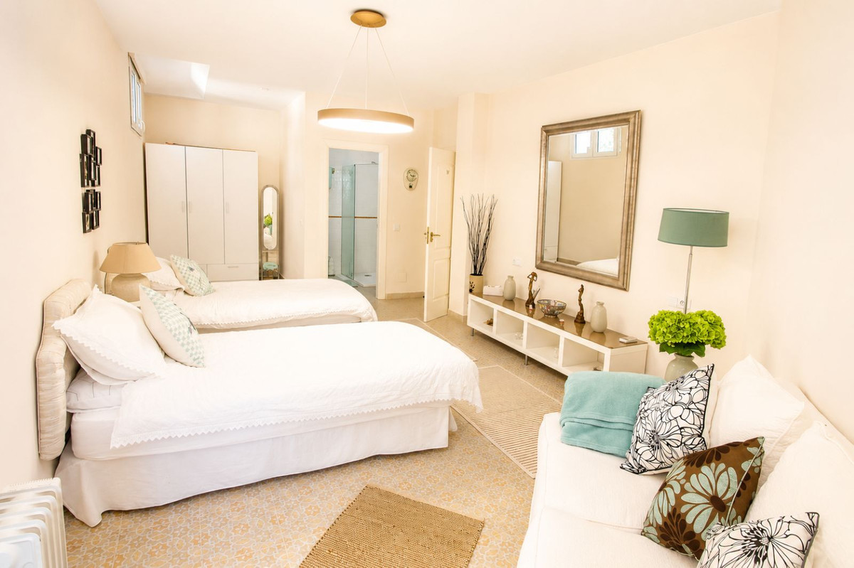 6 Bed Townhouse for sale in Sierrezuela Costa Del Sol, Málaga, Spain