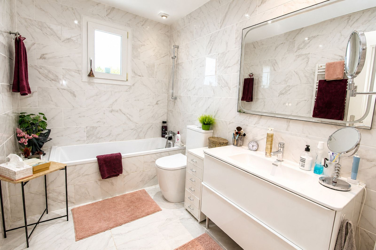 6 Bed Townhouse for sale in Sierrezuela Costa Del Sol, Málaga, Spain