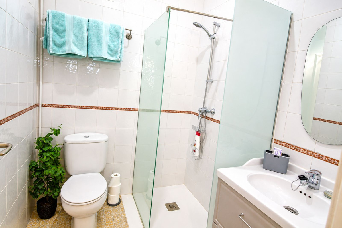 6 Bed Townhouse for sale in Sierrezuela Costa Del Sol, Málaga, Spain